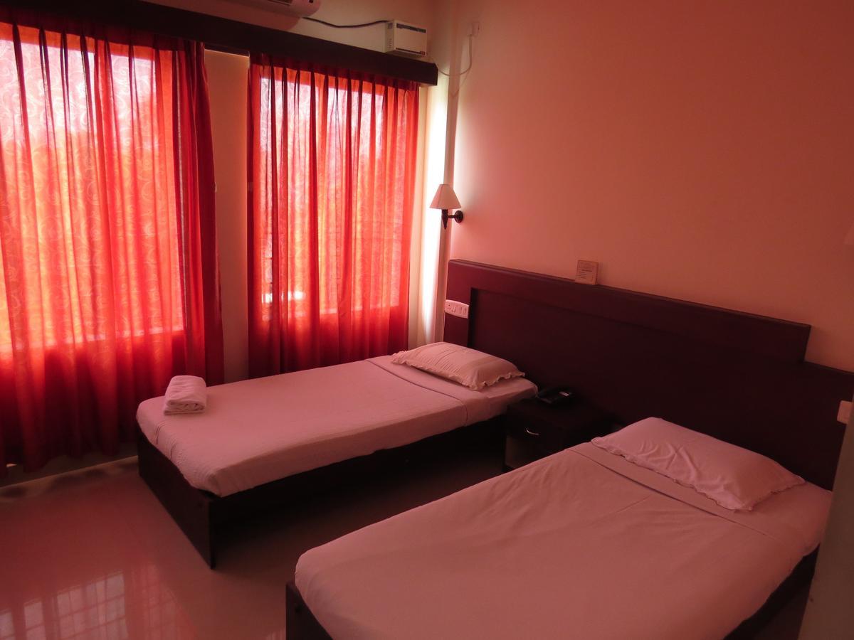 Lals Residency Hotel Adur Habitación foto