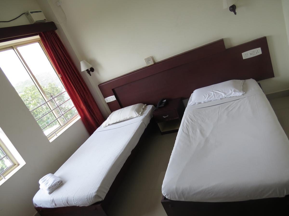 Lals Residency Hotel Adur Habitación foto