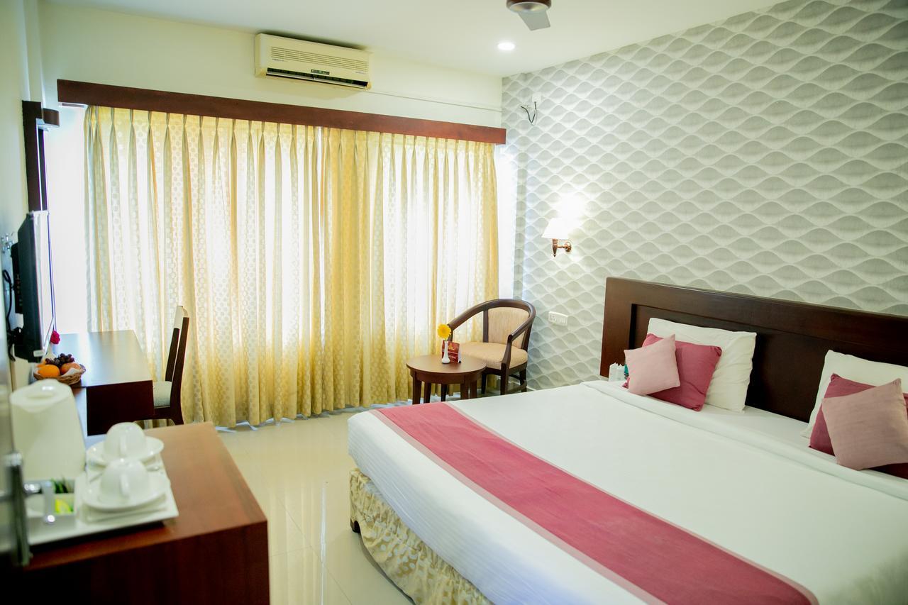 Lals Residency Hotel Adur Exterior foto