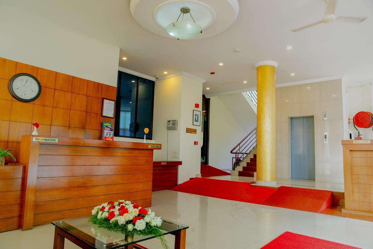 Lals Residency Hotel Adur Exterior foto